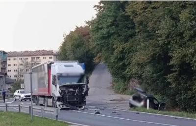 Nova nesreća u BiH: Auto u kanalu nakon sudara sa kamionom
