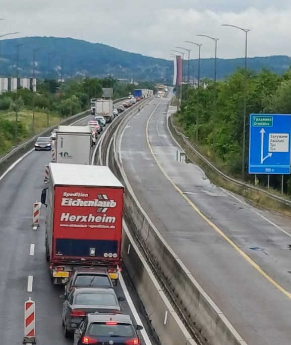 Vozači oprez: Tri udesa potpuno paralisali Banjaluku