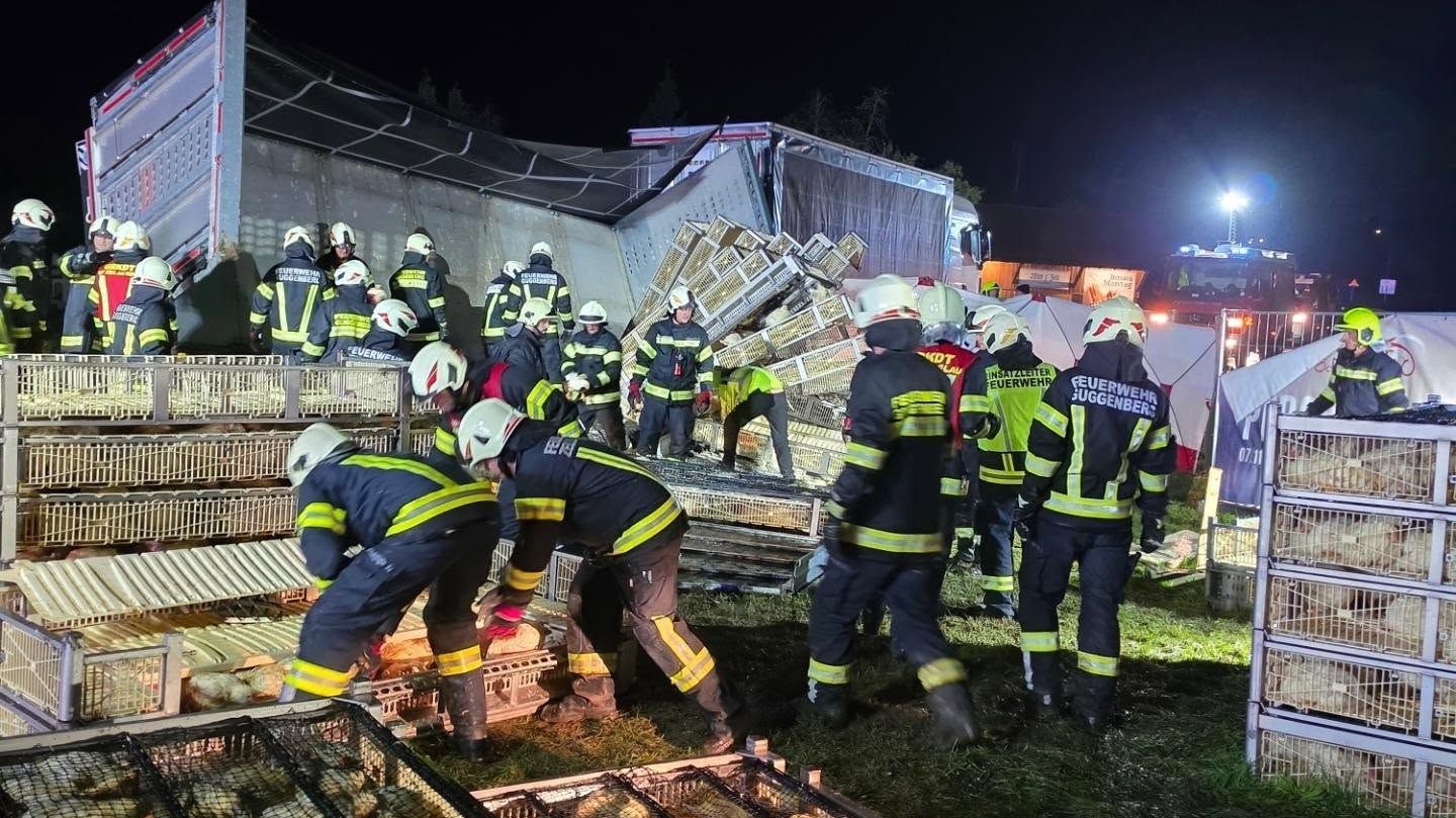 Kamiondžija iz BiH izletio s ceste u Austriji: Prevrnula se prikolica sa 700 kokoši, intervenisalo 60 vatrogasaca