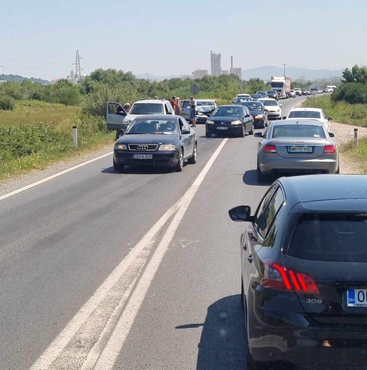 U sudaru tri vozila kod Lukavca nema povrijeđenih, pričinjena materijalna šteta