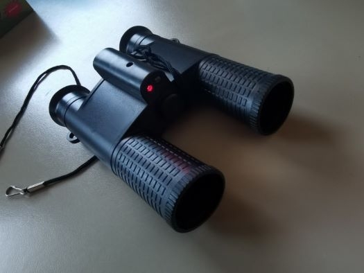 STANOVNICI UZNEMIRENI Nepoznata osoba sa dvogledom posmatra ljude