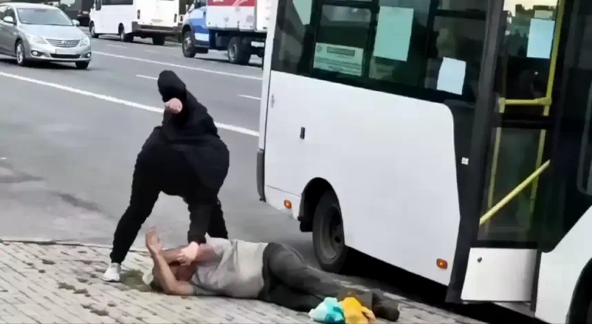Žena izbacila muškarca iz autobusa i pretukla ga. Vozač čekao da “završi”
