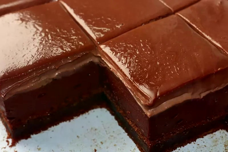 Čokoladne kocke koje se tope u ustima: Sočnom biskvitu i kremastim slojevima teško je odoljeti