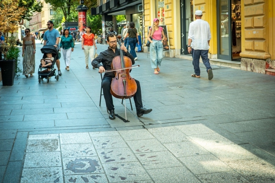 ISTE ULICE, ISTA PORUKA NAKON 30 GODINA: Ukrajinski čelista zasvirao tamo gdje je tokom opsade Sarajeva svirao Smajlović