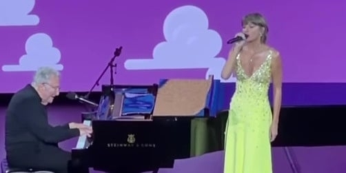 Taylor Swift iznenadila nastupom na premijeri filma "Toy Story 5": S Randyjem Newmanom izvela pjesmu iz franšize