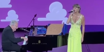 Taylor Swift iznenadila nastupom na premijeri filma "Toy Story 5": S Randyjem Newmanom izvela pjesmu iz franšize