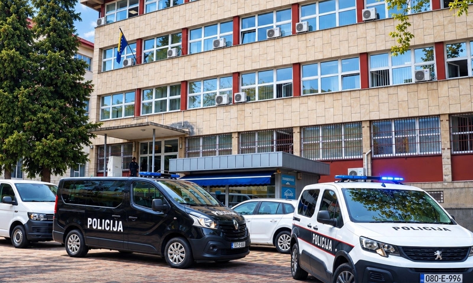 Policija u Bosanskoj Krupi pronašla 49 stabljika kanabisa: Uhapšene tri osobe