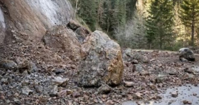 Zbog velikog oštećenja zatvorena cesta Tuzla-Bijeljina, na graničnim prelazima pojačana frekvencija vozila