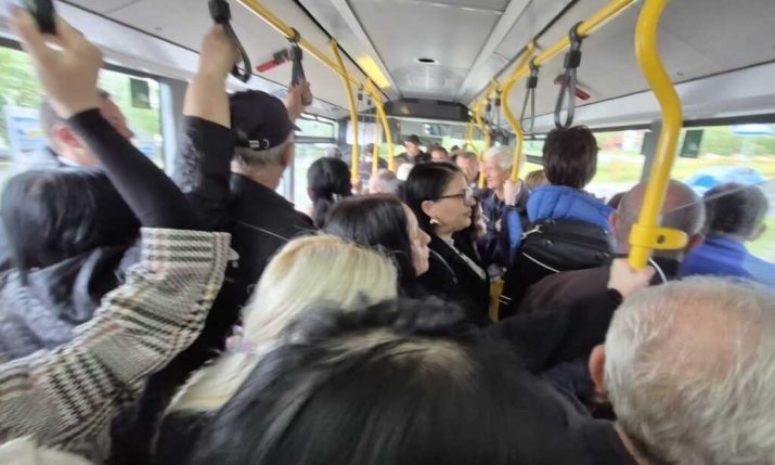 Lauš jutros bez linije ka centru: Putnici ogorčeni, problemi u gradskom prevozu se gomilaju (Foto)
