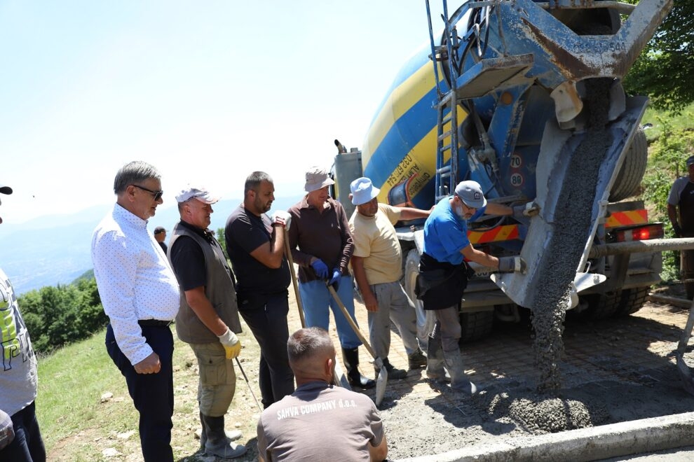 FOTO: Kasumović obišao radove na betoniranju puta na putnoj komunikaciji Gradište – Lisac