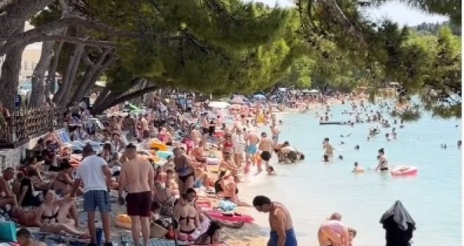U Makarskoj padaju rekordi, i gosti iz BiH masovno dolaze: Plaže potpuno zakrčene, očekuje se 'milionito noćenje'