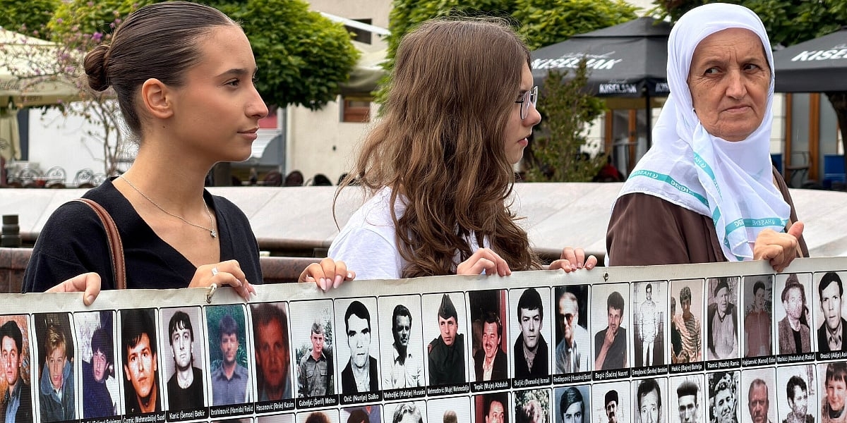 Mladi iz Tuzle stali uz majke Srebrenice, poručili da je anticivilizacijski Mladića i ostale zločince nazivati herojima