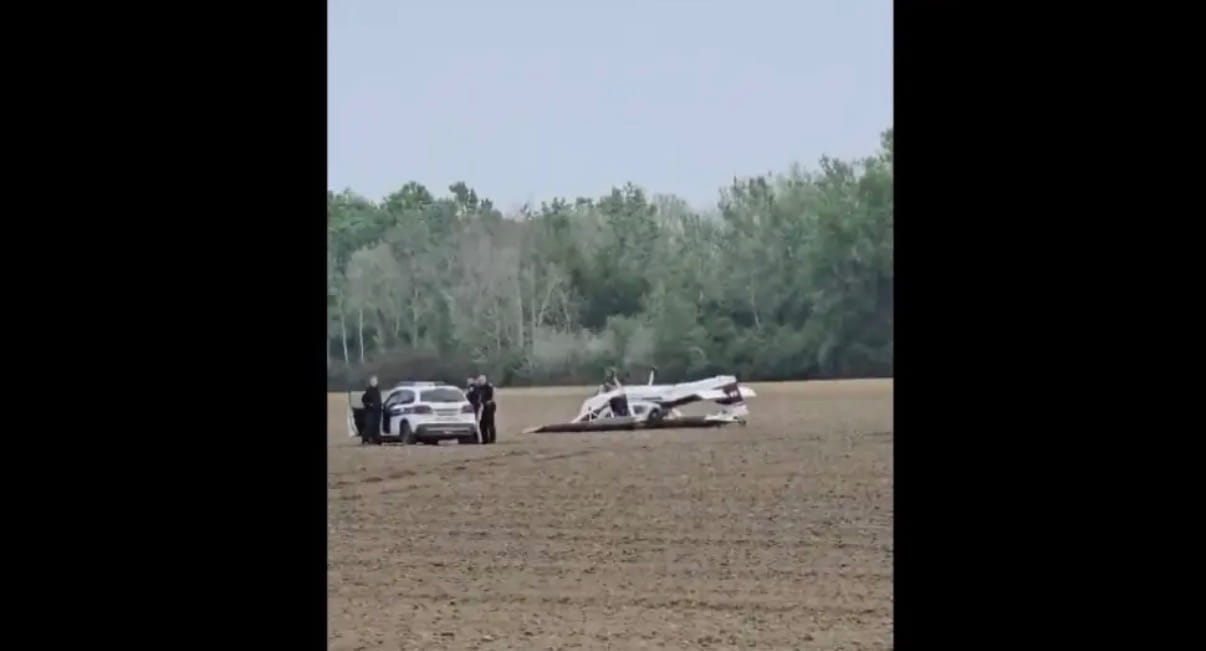 Hitne službe na terenu: Avion sletio, pilot hospitalizovan