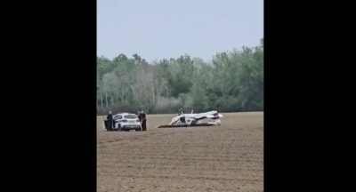 Hitne službe na terenu: Avion sletio, pilot hospitalizovan