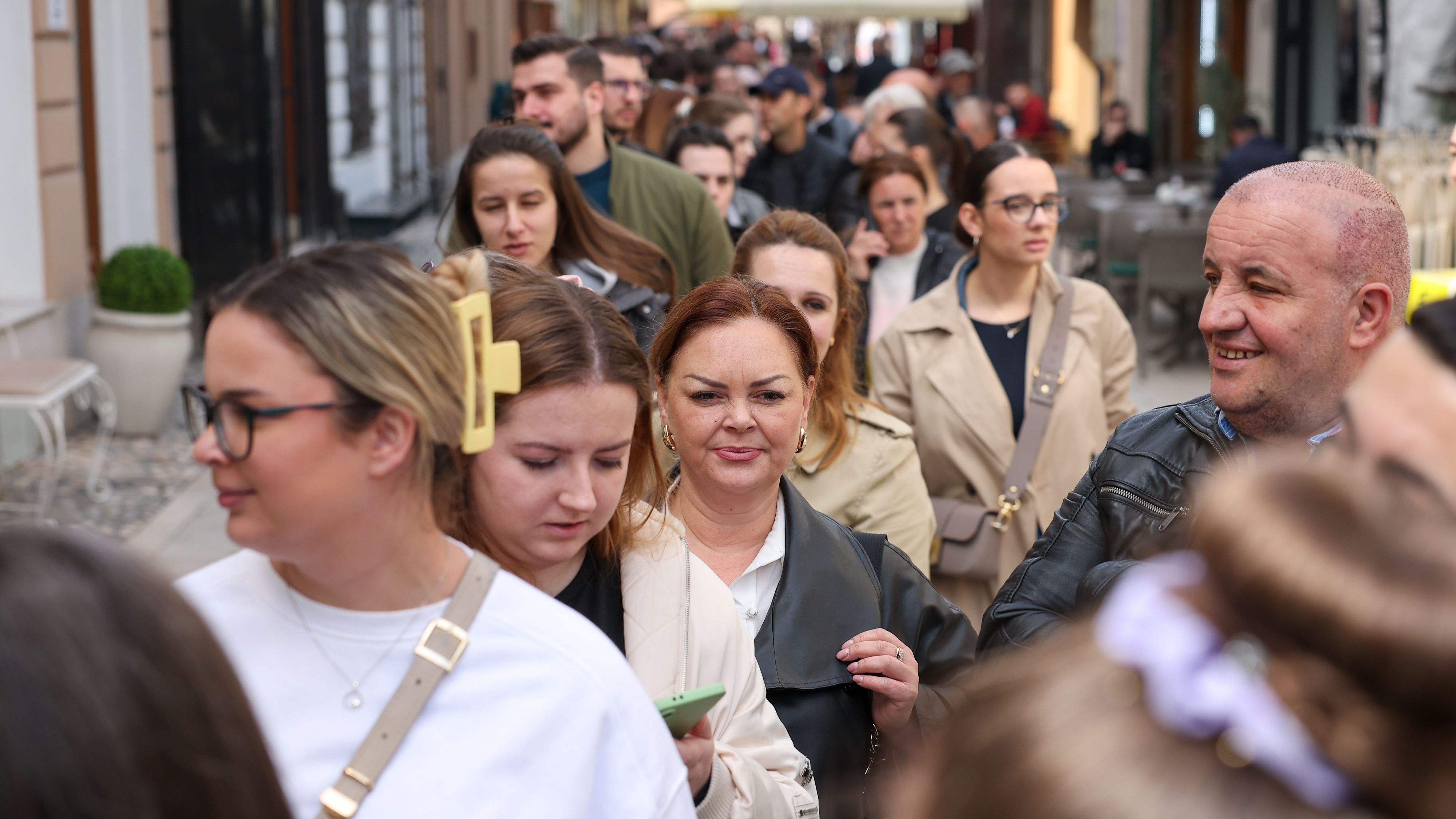 Velike gužve u Sarajevu zbog drugog koncerta Dine Merlina, fanovi pohrlili po ulaznice