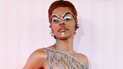 Tejana Tejlor u futurističkom izdanju na festivalu: Mrežasta haljina i hromirani detalji