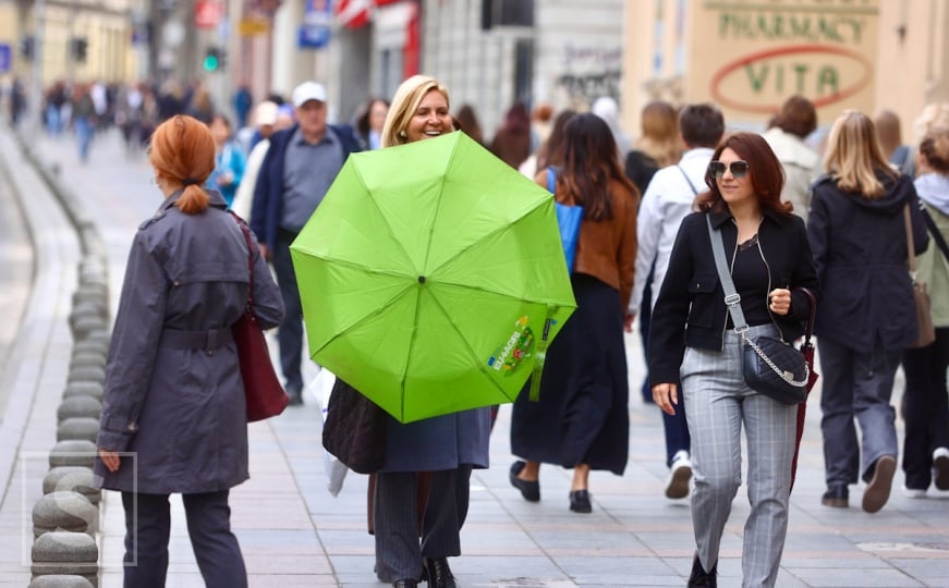 Kišobrani u pripravnosti: Građani Sarajeva spremni za najavljenu naglu promjenu vremena