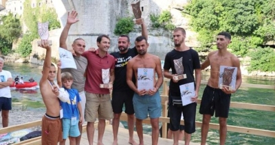 Skokovi sa Starog mosta: Evald Krnić obranio titulu na glavu, Igoru Kaziću 11. naslov na noge
