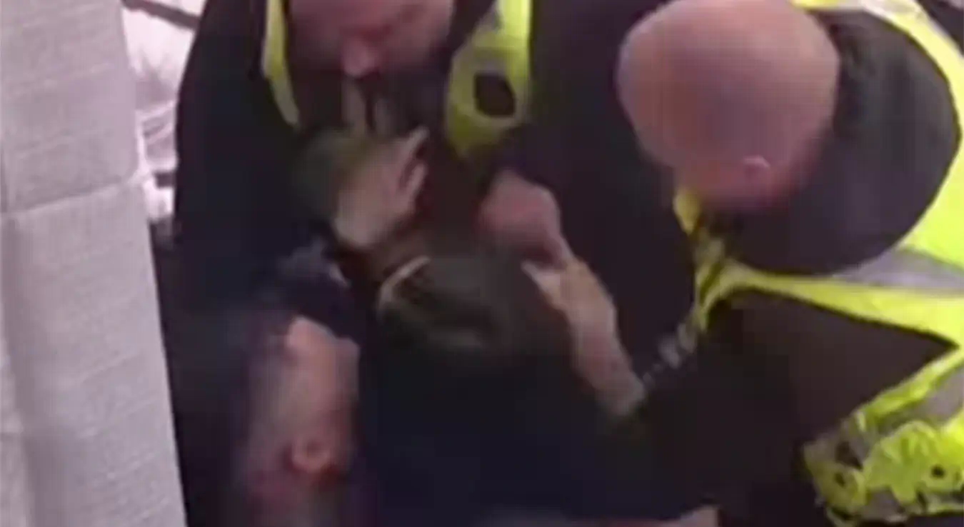 Асмин ухватио Мају за врат: Почео да је дави, обезбјеђење одмах долетјело