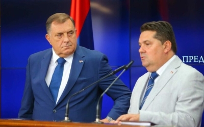 Obračunali se Dodikovi i Stevandićevi vijećnici: Tuča se prelila na ulicu, jedan pobjegao u butik