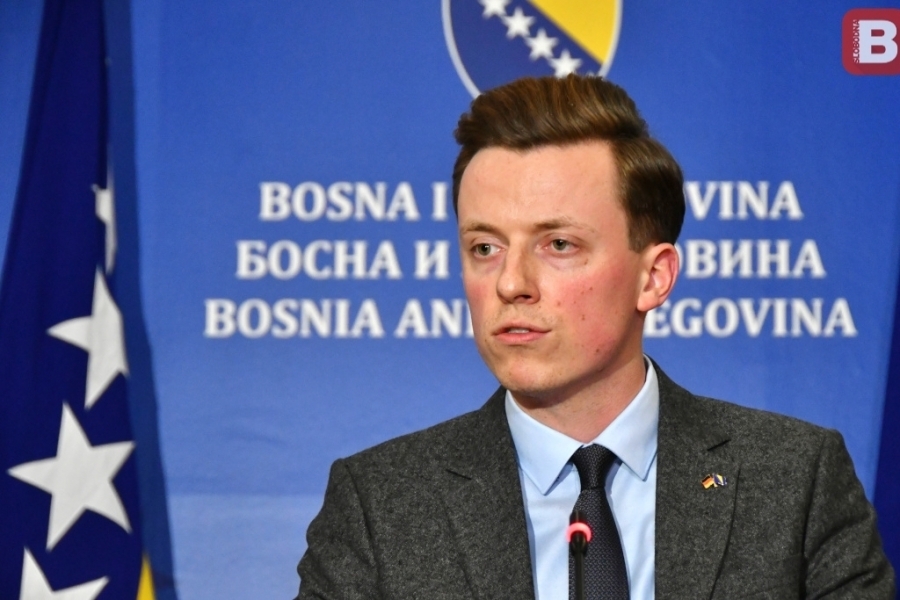 NAKON UKIDANJA IMUNITETA, POLICIJA UPALA U KANCELARIJU ADISA AHMETOVIĆA: Pretresli i njegove stanove, advokat najavio žalbu