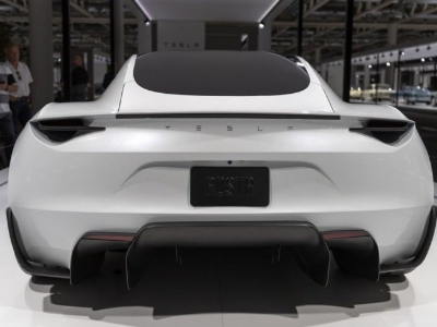 Kompanija Tesla predstavila automobil koji leti - ubrzava od nula do 100 na sat za manje od sekunde (VIDEO)