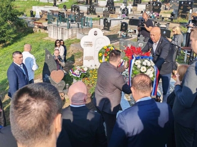 Položeni vijenci na grob Slobodana Stojanovića - 34 godine od zločina bez presedana (FOTO/VIDEO)