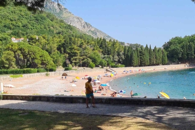 Turistima lijepo, ali mještani ključaju od bijesa: Šok slika sa plaže u Bečićima, Crnogorci zbog prizora traže reakciju vlasti
