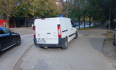 Šetalište ponovo služi kao parking: Do kada će pješaci u Banjaluci izvlačiti deblji kraj FOTO