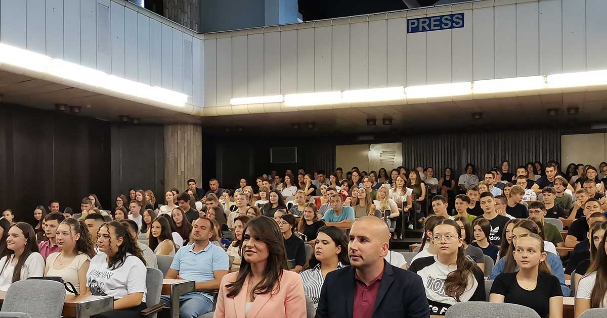 Za 304 odlična maturanta u Doboju po 100 KM