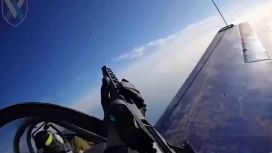 Video / Nevjerovatni prizori iznad Ukrajine: Iz sovjetskog aviona puškama obaraju ruske dronove