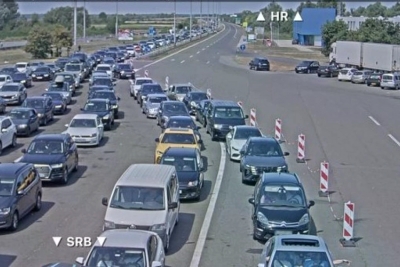 Gužve prema Jadranu: Kilometarske kolone na granicama i auto-putevima, zastoj na Bajakovu dug osam kilometara