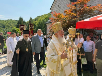 Prisustvuje veliki broj vjernika: Dodik učestvovao u litiji u manastiru Stuplje