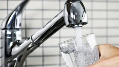 Od blagih simptoma do onih opasnih po život: Kako prepoznati da pijete previše vode