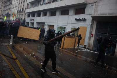 Neredi u Francuskoj: Na ulice izašlo više od 400.000 ljudi, sukobili se prosvjednici i policija