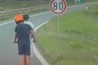 Uznemirujući snimak iz Srbije: Dječaci na trotinetu jurili auto-putem (VIDEO)