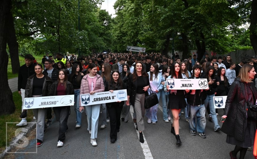 Vilsonovo u znaku mladosti: Maturanti Novog Sarajeva proslavili kraj školovanja uz muziku i defile