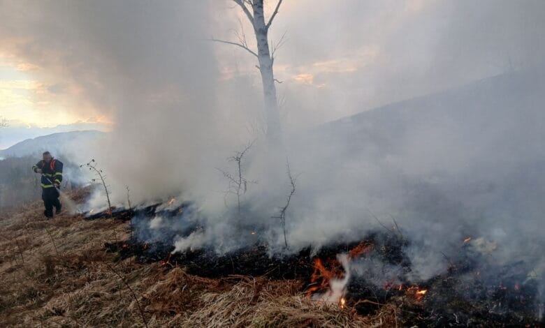 Požar kod Klobuka gori četvrti dan