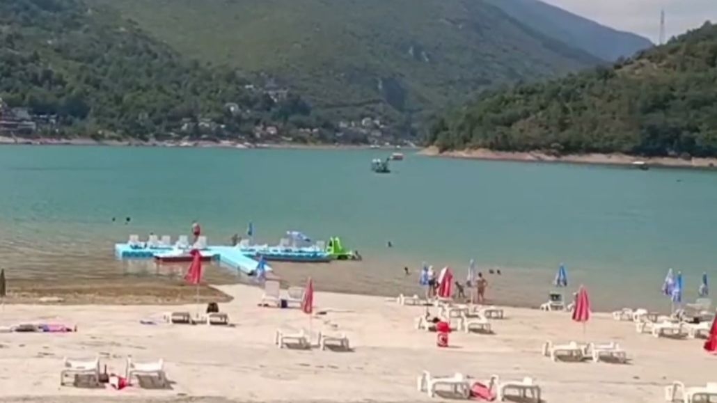 Video / Brojni gosti na Jablaničkom jezeru u Ostrošcu: Kampovi su puni, miriše roštilj i plove splavovi