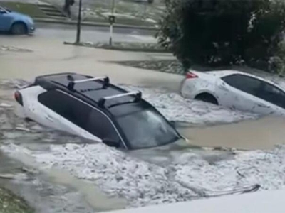 Strašno nevrijeme pogodilo Sloveniju: Voda nosila automobile