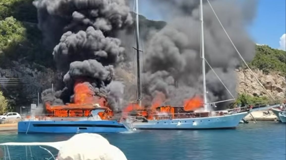 Video / Požar progutao brodove kod popularnog grčkog ostrva: Turisti bježali da spase živu glavu