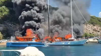 Video / Požar progutao brodove kod popularnog grčkog ostrva: Turisti bježali da spase živu glavu