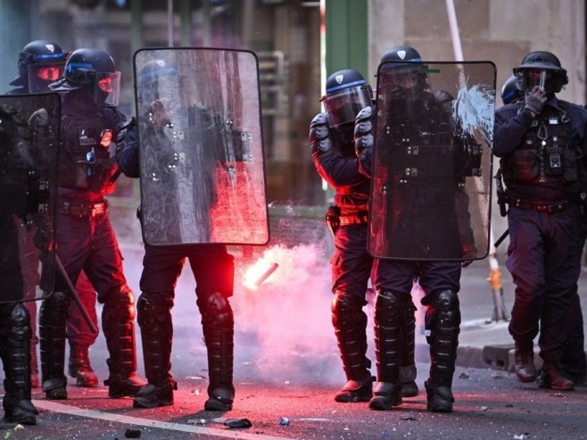 Francuska sutra očekuje do 100.000 demonstranata, policiji odobrena upotreba šok-bombi