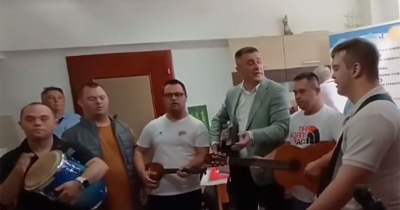 Članovi Daun sindrom centra u Banjaluci otpjevali pjesmu Halidu Bešliću (VIDEO)