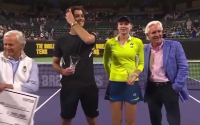 Stariji gospodin na neprimjeren način dirao poznatu teniserku, kamera snimila njenu reakciju!