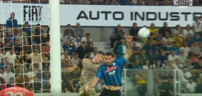 Da li je prestrogo? Pogledajte kako je Sead Kolašinac skrivio penal iz kojeg je Atalanta ostala bez bodova