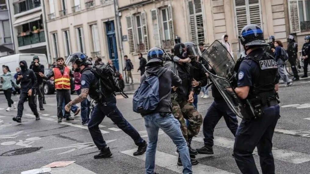 Nasilje i pljačke tokom protesta širom Francuske: Sukobi s policijom u više gradova, deseci uhapšenih