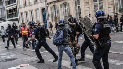Nasilje i pljačke tokom protesta širom Francuske: Sukobi s policijom u više gradova, deseci uhapšenih