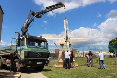 Maštoviti profesor iz Gradiške Jovica Praskalo izradio vjetrenjaču (FOTO, VIDEO)