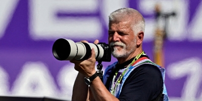 Neobičan prizor na Hungaroringu: Češki predsjednik Petr Pavel danas fotografisao trku Formule 1